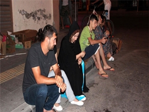 DEPREM VATANDAŞI SOKAĞA DÖKTÜ