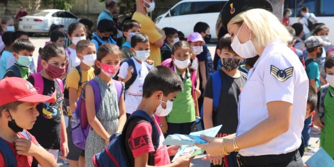 Kahramanmaraş’ta jandarma ekipleri öğrencileri sevindirdi