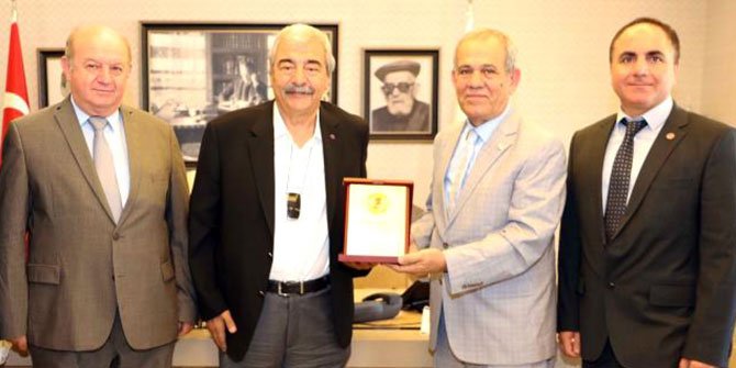SANKO Onursal Başkanı Konukoğlu'na teşekkür plaketi