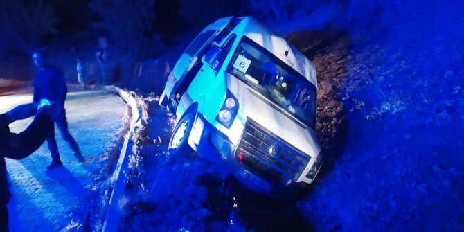 Üniversite öğrencilerinin içinde bulunduğu minibüs devrildi: 10 yaralı
