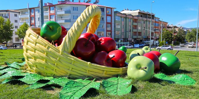Usta ellerden çıkan eserler kavşakları süslüyor