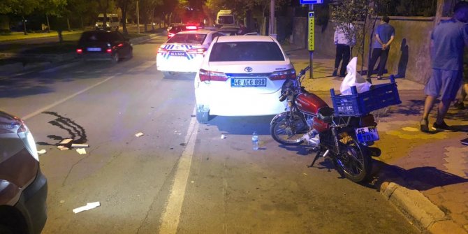Motosikletiyle park halindeki otomobile çarpan kurye yaralandı
