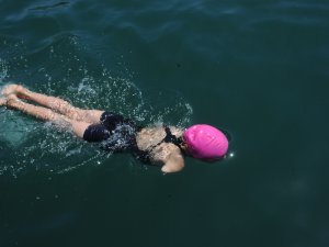 ELLERİ YOK AMA İNANCI TAM! İŞTE BALIK KIZ