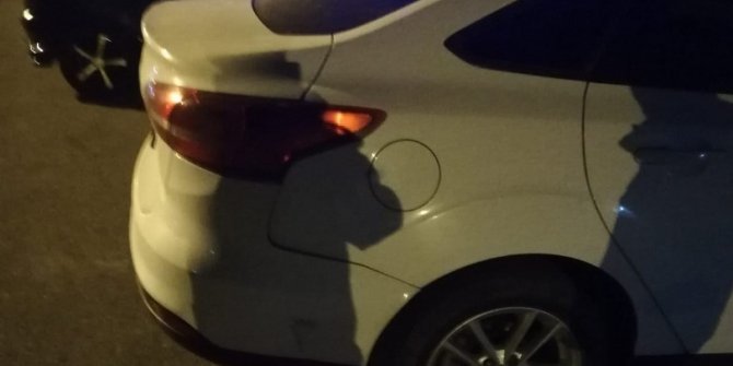 Motosiklet park halindeki otomobile çarptı: 1 yaralı