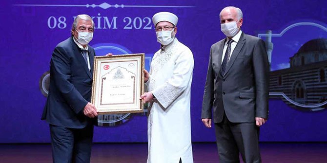 Diyanet İşleri Başkanı Erbaş’tan Konukoğlu Ailesine “Cami Banisi Takdir Belgesi” takdim etti