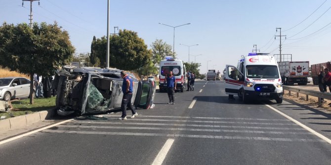 Otomobille çarpışan hafif ticari araç yan yattı: 5 yaralı