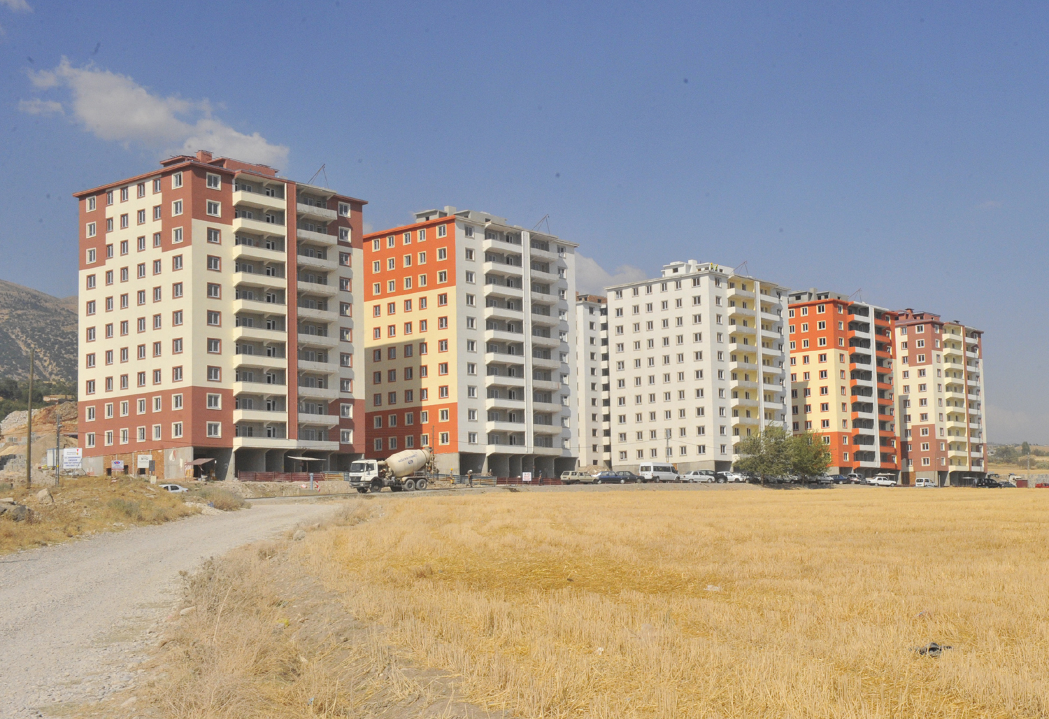 GÜNEŞEVLER’DE KATLAR YÜKSELİYOR