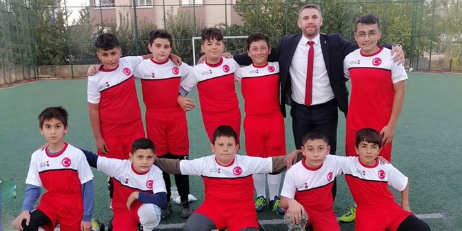 Genç futbolculardan Başkan Güngör’e forma teşekkürü