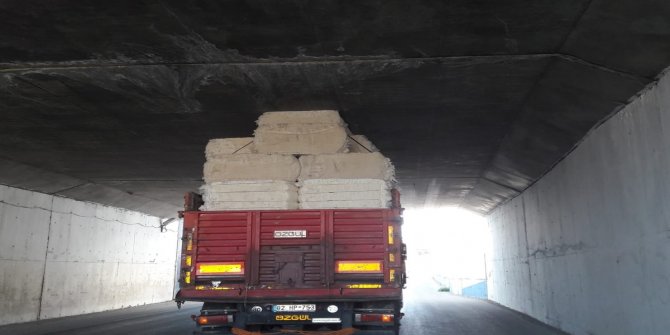 Adıyaman’da pamuk yüklü tır alt geçide sıkıştı