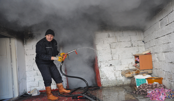 ELBİSTAN'DA GECEKONDU YANGINI