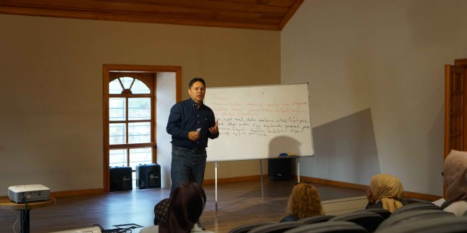 Roman yazarı olmak için eğitim alıyorlar