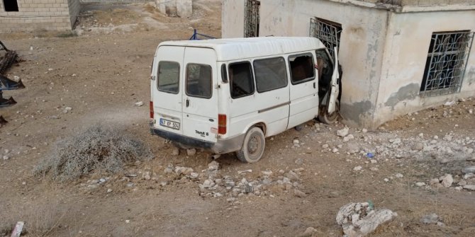 Tarım işçilerini taşıyan minibüs evin duvarına çarptı: 15 yaralı