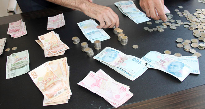 DİLENCİNİN ÜZERİNDEN ÇIKAN PARA ŞAŞIRTTI