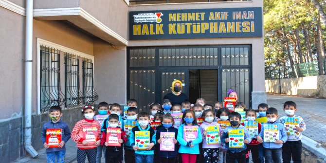 Kahramanmaraş Büyükşehir kütüphanelerinden miniklere kitap hediyesi