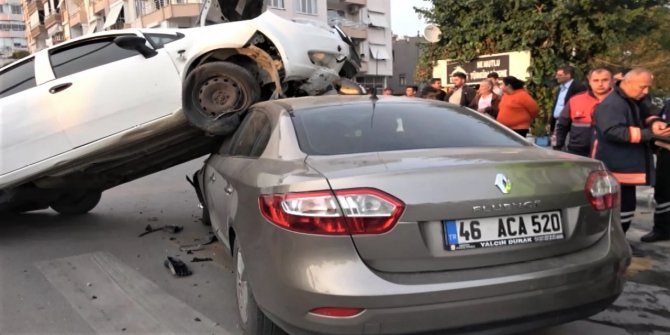 Hızını alamayan otomobil karşı şeritteki otomobilin üzerine düştü
