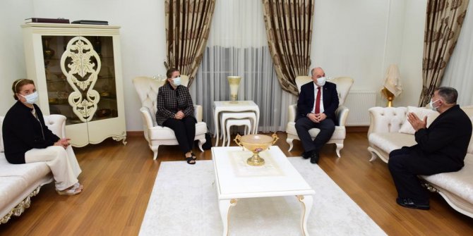 Vali Coşkun ve Eşi Sevilay Coşkun’dan 24 Kasım Öğretmenler Günü münasebetiyle anlamlı ziyaret