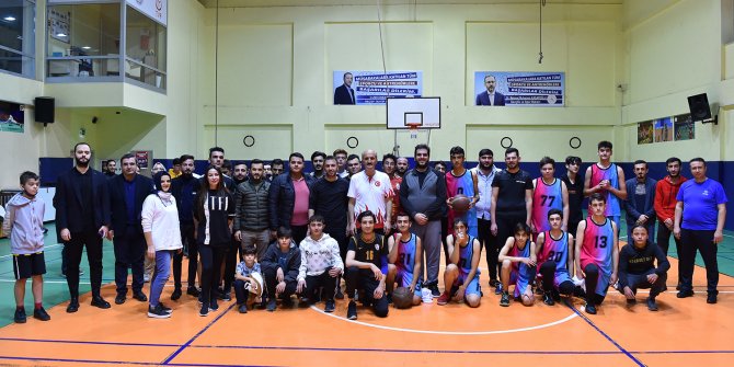 Başkan Okay gençlerle basketbol maçında bir araya geldi
