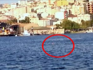 FİLM GİBİ KAÇIŞ.. POLİSİ GÖRÜNCE DENİZE ATLADI