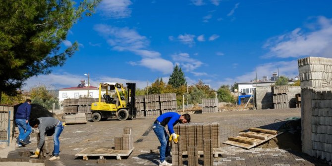 Dulkadiroğlu’ndan Doğanlıkarahasan Mahallesinde kilit parke çalışması