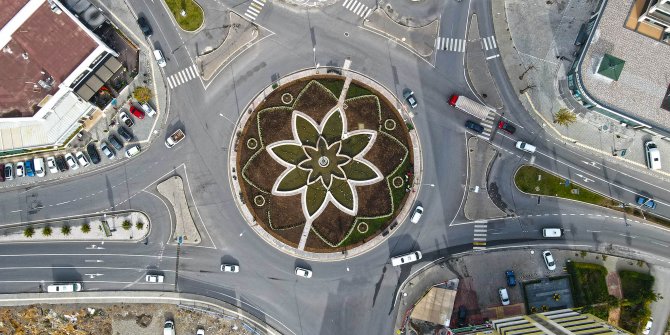 Kahramanmaraş'ta kavşaklar çiçeklerle renkleniyor