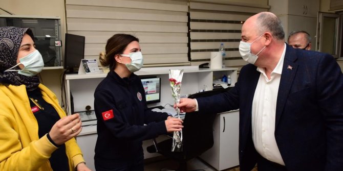 Vali Coşkun Yılbaşı akşamı güvenlik güçleri ve 112 personelini ziyaret etti