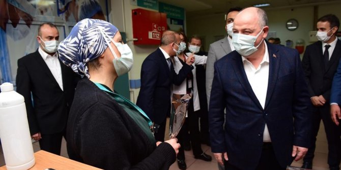 Vali Coşkun Yılbaşı akşamı hastanede yatan hastalar ile görevi başındaki sağlık çalışanlarımızı ziyaret etti