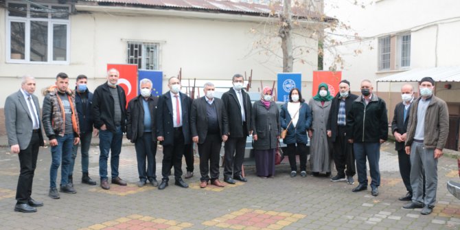 Kahramanmaraş'ta Uygulamalı Çiftçi Okulu kapsamında küçükbaş hayvan yemliği dağıtıldı