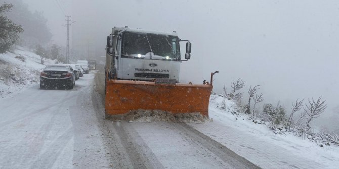 Onikişubat Belediyesi kar küreme araçlarıyla sahada