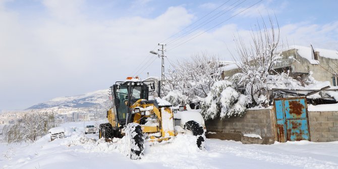 Dulkadiroğlu Belediyesi'nin karla mücadele çalışmaları sürüyor