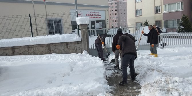 Onikişubat Belediyesi karla mücadele ediyor