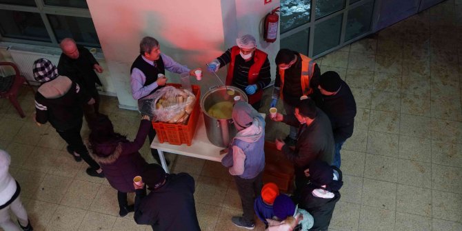Kahramanmaraş Büyükşehir’den yürekleri ısıtan sıcak çorba ikramı