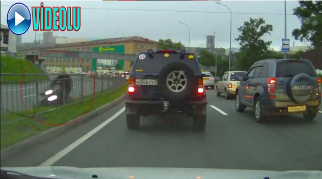 MOTOSİKLETLİ FECİ ŞEKİLDE CAN VERDİ!