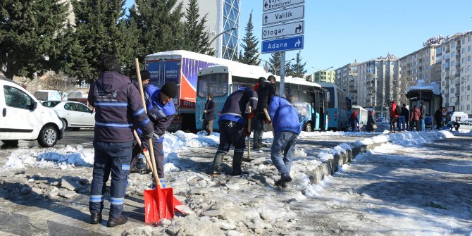 Kahramanmaraş Büyükşehir kar çalışmalarını kesintisiz sürdürüyor