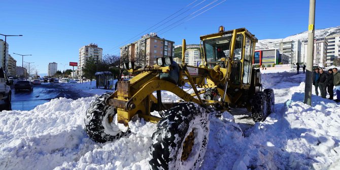 Büyükşehir çalışıyor, ulaşım açık tutuluyor