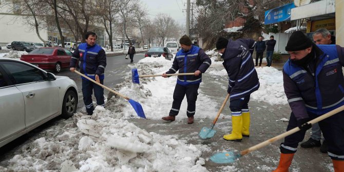 Kar savurdu, ekipler temizledi