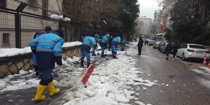 Dulkadiroğlu sokaklarında kar temizliği devam ediyor
