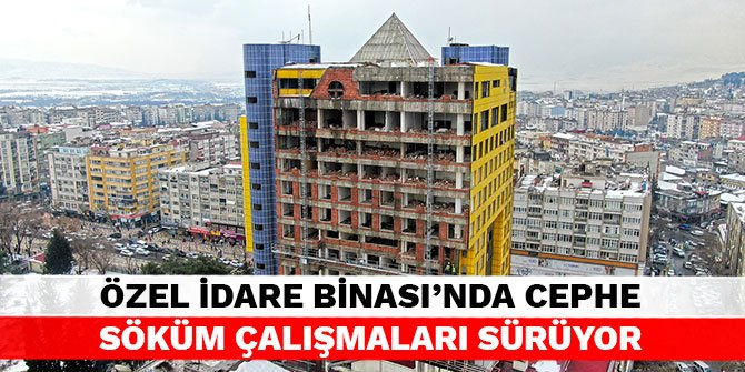 Özel İdare Binası’nda cephe söküm çalışmaları sürüyor