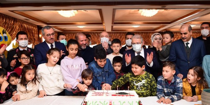 Kahramanmaraş'ta şehit çocuklarına karne hediyesi