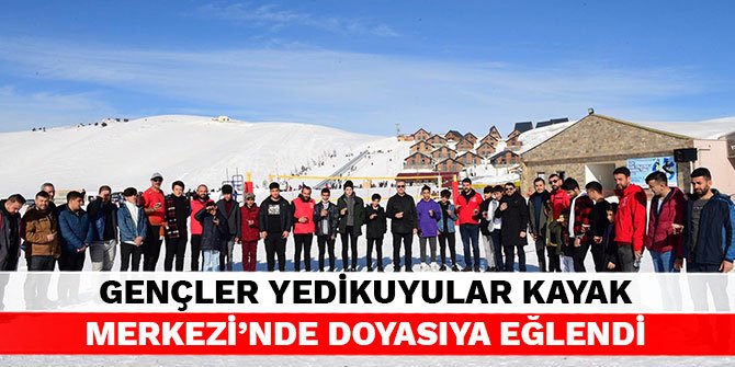 Gençler Yedikuyular Kayak Merkezi'nde doyasıya eğlendi