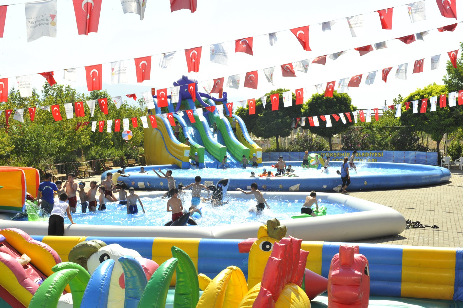 ÇOCUKLAR PORTATİF HAVUZLARI SEVDİ