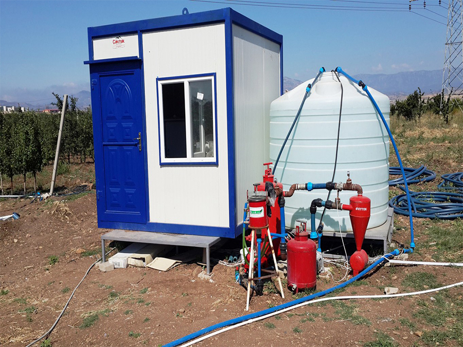 CEP TELEFONUYLA HEM SULUYOR HEM GÜBRELİYOR