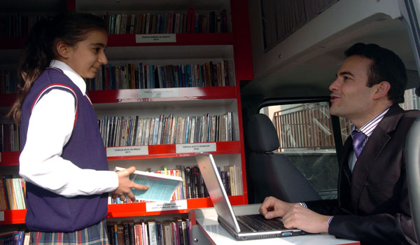 GEZİCİ KÜTÜPHANE HİZMETE GİRDİ