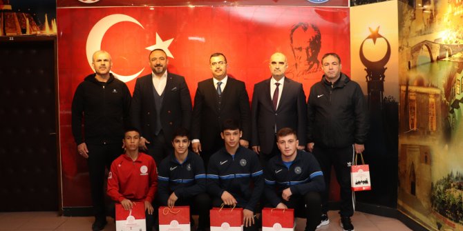 Kahraman, Türkiye Şampiyonu olan güreş takımını kabul ETTİ