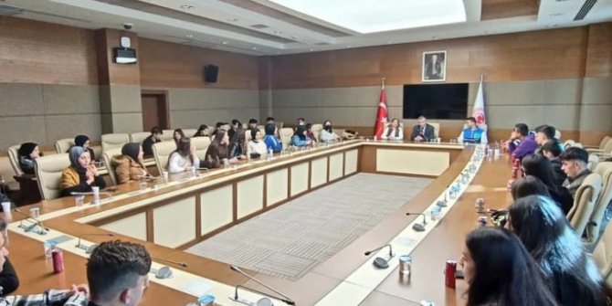 Güvenç, Kahramanmaraş'lı lise öğrencilerine TBMM’yi gezdirdi.