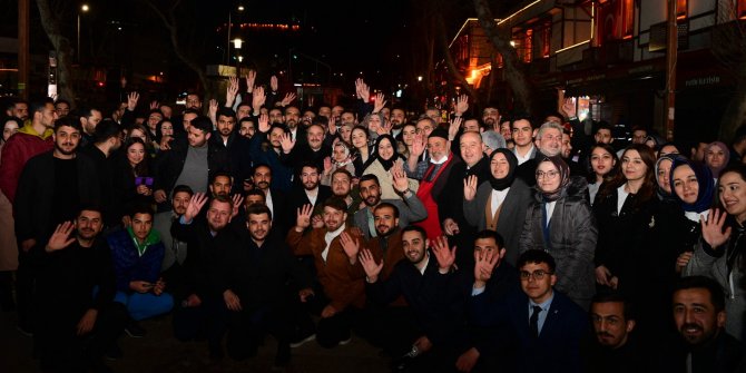 Bakan Varank Demokrasi Meydanı’nda gençlerle buluştu