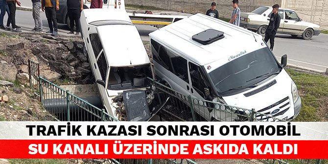 Trafik kazası sonrası otomobil su kanalı üzerinde askıda kaldı
