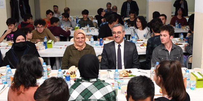 Başkan Güngör öğrencilerle iftar yaptı