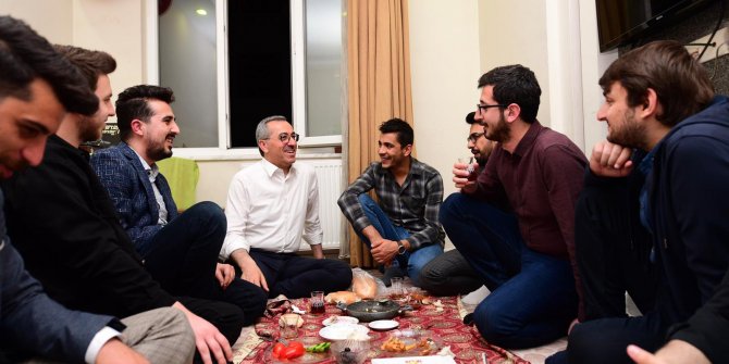 Başkan Güngör gençlerle sahur yaptı