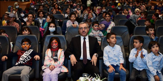 Başkan Güngör miniklerle tiyatroda