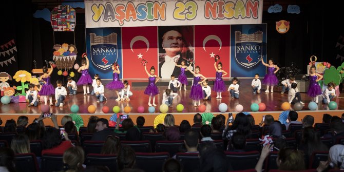SANKO Okulları öğrencileri dans gösterileri, şarkılı oyun gösterisi, şiirler ve oratoryo ile bayram kutlaması yaptı